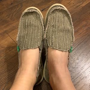 Dark tan women’s Sanuks size 9